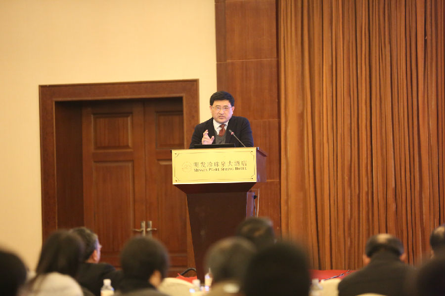 10 Beat365中文官方网站副校长乔均教授作主题报告:《宁镇扬组合港功能整合与资产重组构想》.JPG